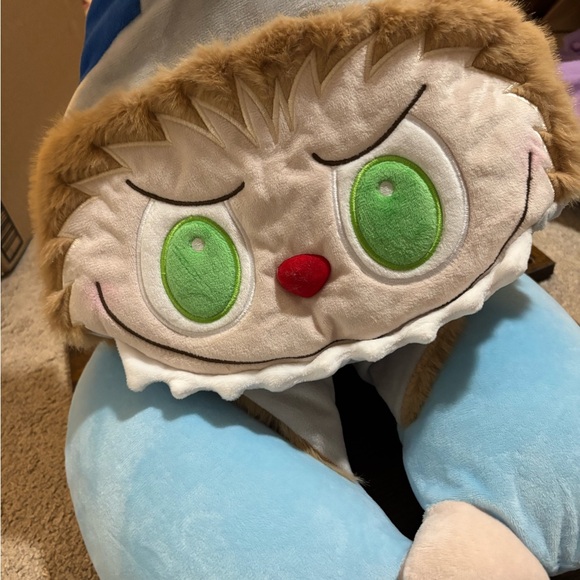 Labubu Pop Land Exclusive Neck Pillow - Picture 4 of 4